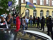Protestující dav v Teplicích skandoval 26. ervna 2021 ped policejní stanicí...
