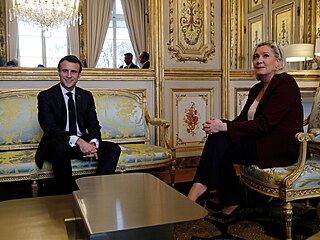 Marine Le Pen s francouzskm prezidentem Manuelem Macronem.