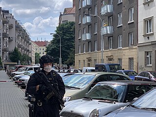 Jednoho policistu zranil v sobotu vbuch pi zsahu v byt v Praze 8. st domu...