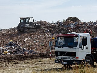 Mezi obcemi Moravsk Nov Ves a Hruky vyrst po torndu ob skldka sut