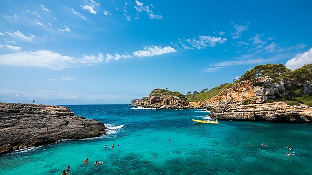Ostrov Mallorca nadchne kadého, kdo touí po koupání v kiálov isté vod