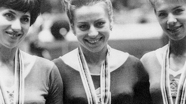 Věra Čáslavská s jednou ze svých tří zlatých medailí z Tokia 1964. V této disciplíně, kladině, ji následovala stříbrná Tamara Maninová ze Sovětského svazu