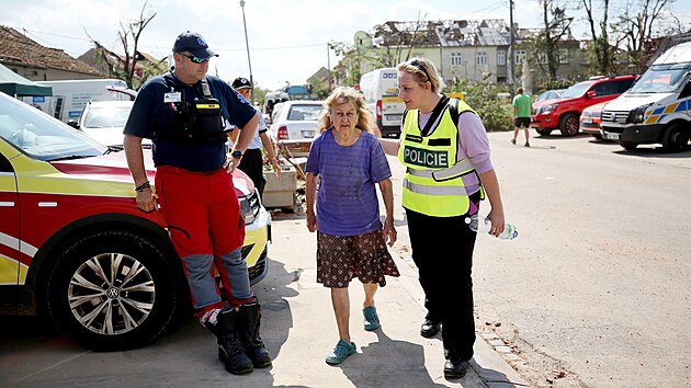 Bou�e s kroupami o velikosti tenisov�ch m��k� i s torn�dem se ve �tvrtek ve�er prohnala p�edev��m na B�eclavsku a Hodon�nsku. Bou�e ni�ila domy, auta i zele�.