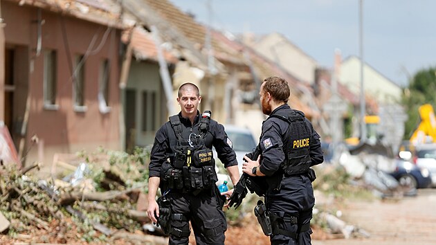 Bou�e s kroupami o velikosti tenisov�ch m��k� i s torn�dem se ve �tvrtek ve�er prohnala p�edev��m na B�eclavsku a Hodon�nsku. Bou�e ni�ila domy, auta i zele�.