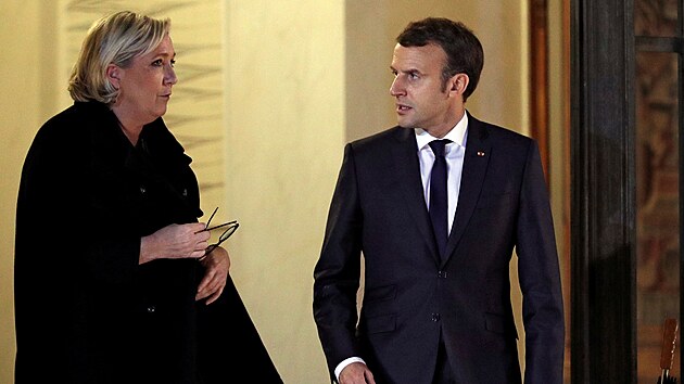 Francouzsk prezident Macron s Marine Le Pen.