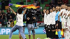Euro 2020, Nmecko - Maarsko: fanouek s duhovou vlajkou pi hymnch.