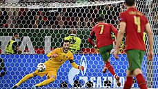Euro 2020, Francie - Portugalsko: Ronaldo p�ekonává Llorise.