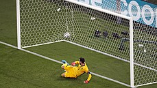 Euro 2020, Francie - Portugalsko: Ronaldo p�ekonává Llorise.