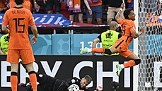 Osmifinále Euro 2020 Nizozemsko vs. Česko: Tomáš Vaclík zasahuje před Donyellem...