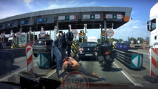 VIDEO: Rvaka eskho idie s motorkem zaujala polsk internet, dostala se i do televize