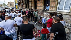 Svíčky zapálené v ulici U Hřiště v Teplicích na místě, kde zemřel v sanitce...