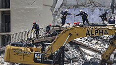 Záchranné týmy pátrají po přeživších v sutinách zříceného obytného domu na...