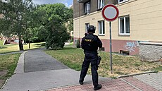 Středočeští a pražští policisté před polednem zasahovali v jednom z domů v...
