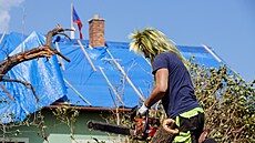 Odklízení trosek po tornádu v Moravské Nové Vsi