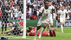 Anglický fotbalista Raheem Sterling slaví gól do sít Nmecka na mistrovství...