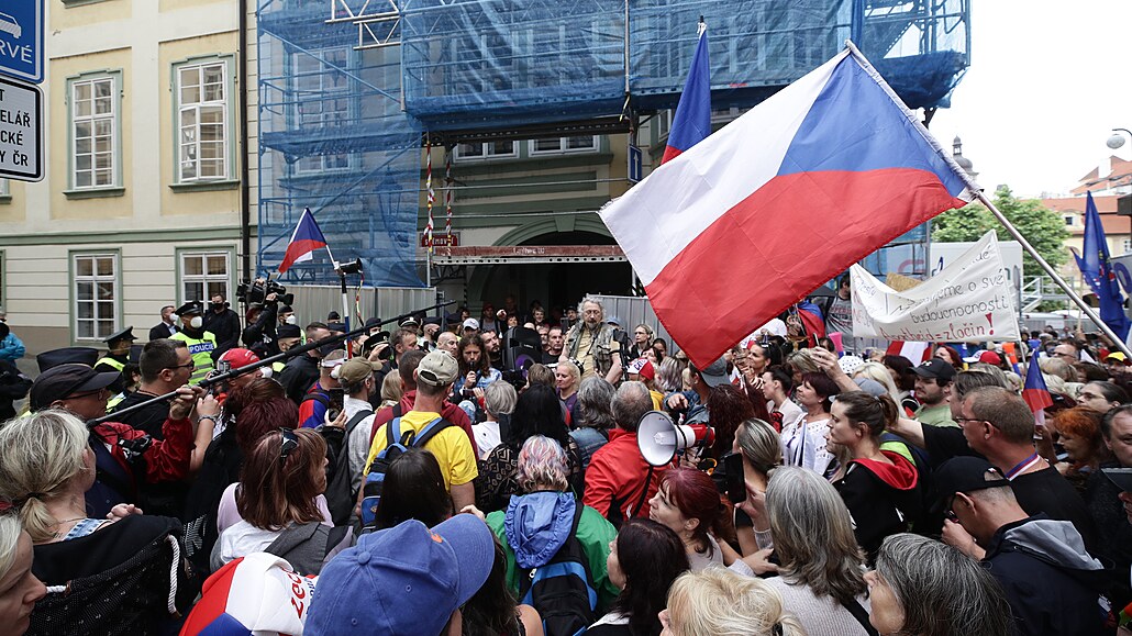 Demonstrace na pražském Malostranském náměstí kvůli protikoronavirovým...