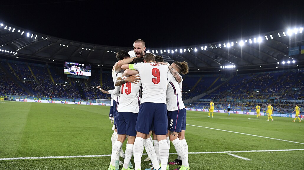 Hráči týmu Anglie se radují z výhry a postupu do semifinále.