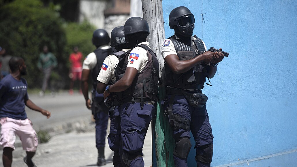 Policie na Haiti hlídá místo, kde jsou zadreni podezelí z vrady prezidenta.
