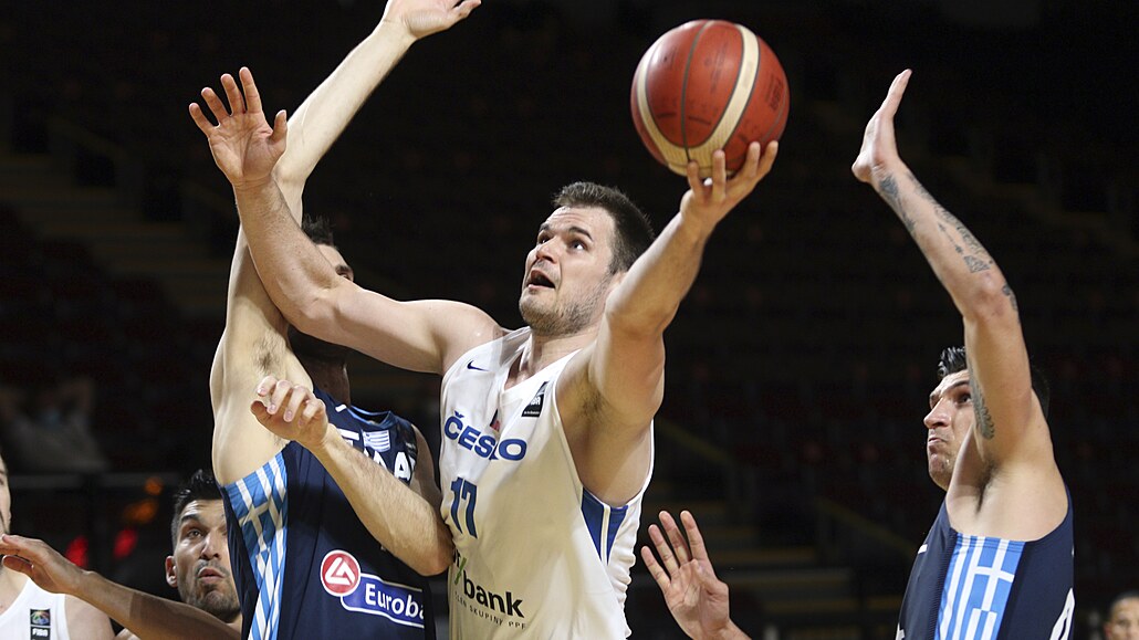 Jaromír Bohačík se snaží projít přes řecké basketbalisty.