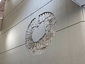 Betonová ze� komika�ního jádra s plastikou S. Nejdla
