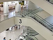 Eskalátory spojující jednotlivá poschodí