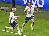 Harry Kane slaví postupový gól proti Dánsku