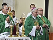 Brnnský pomocný biskup Pavel Konzbul (druhý zprava) slouí 4. ervence 2021...