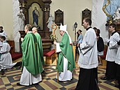 Brnnský pomocný biskup Pavel Konzbul (uprosted) slouí 4. ervence 2021 mi v...