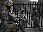 Vojáci Dominikánské republiky hlídají hranici s Haiti.