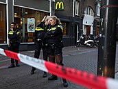 V Amsterdamu někdo postřelil známého novináře a experta na zločin. Šokující útok na svobodu tisku, říká premiér
