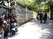 Policie a novinái u soukromé rezidence v Port-au-Prince, kde byl zastelen...