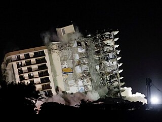 Bourn sti 12patrov budovy, kter v msteku Surfside na Florid zstala...