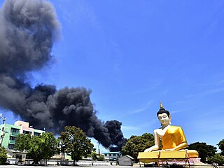 Kou po explozi v tovrn v Bangkoku se linul celm mstem.