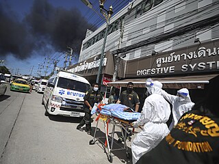 Evakuace pacient z nemocnice po explozi v tovrn v Bangkoku.