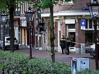 Na ulici v Amsterdamu v ter nkdo postelil znmho novine Petera R. de...