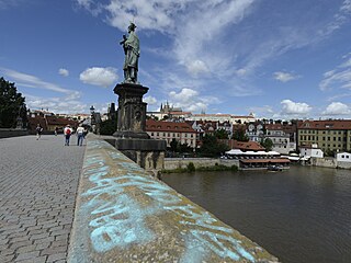 Neznm vandal 9. ervence 2021 posprejoval st Karlova mostu v Praze. Modr...