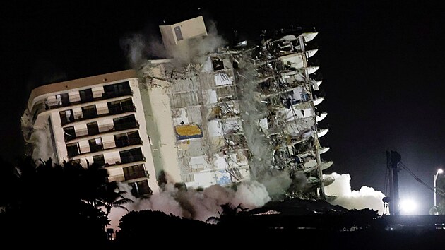 Bourání ásti 12patrové budovy, která v msteku Surfside na Florid zstala...