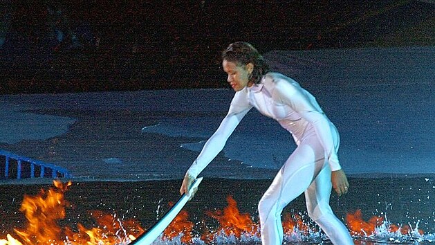 Australanka s aboriginsk�mi ko�eny Cathy Freemanov� zapaluje olympijsk� ohe�.