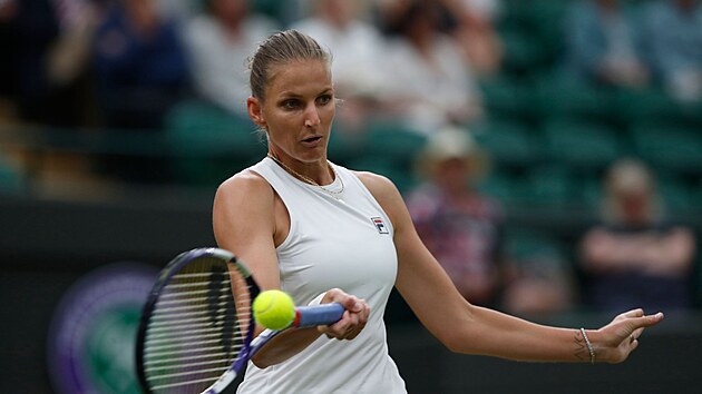 Tenistka Karolna Plkov v utkn na Wimbledonu.
