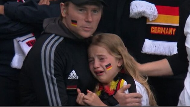 Plačící německá fanynka se stala středem pozornosti.