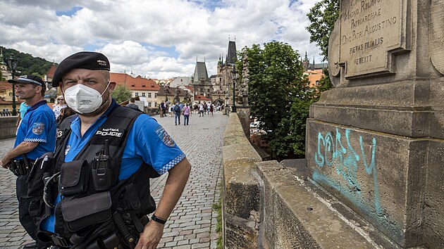 Posprejovan� socha na Karlov� most�.