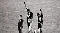 Black Power v Mexiku. Atleti Tommie Smith a John Carlos (vpravo) protestují...