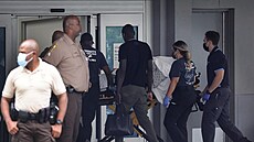 Martine Moise, první dáma Haiti při převozu do nemocnice
