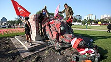 Sochy u s�dla z�konod�rn�ho sboru provincie Manitoba skon�ily svr�en� na zemi.