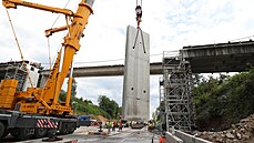 Na d�lnici D1 prob�hla dopravn� uzav�rka z d�vodu demolice mostu u obce Kali�t�.