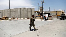 Afghánský voják na základn Bagrám, kterou opustili Ameriané.