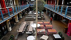 Prázdné zahrádky restaurací, v Británii opt rostou poty nakaených.