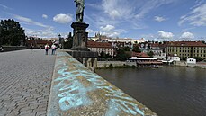 Neznámý vandal 9. července 2021 posprejoval část Karlova mostu v Praze. Modré...