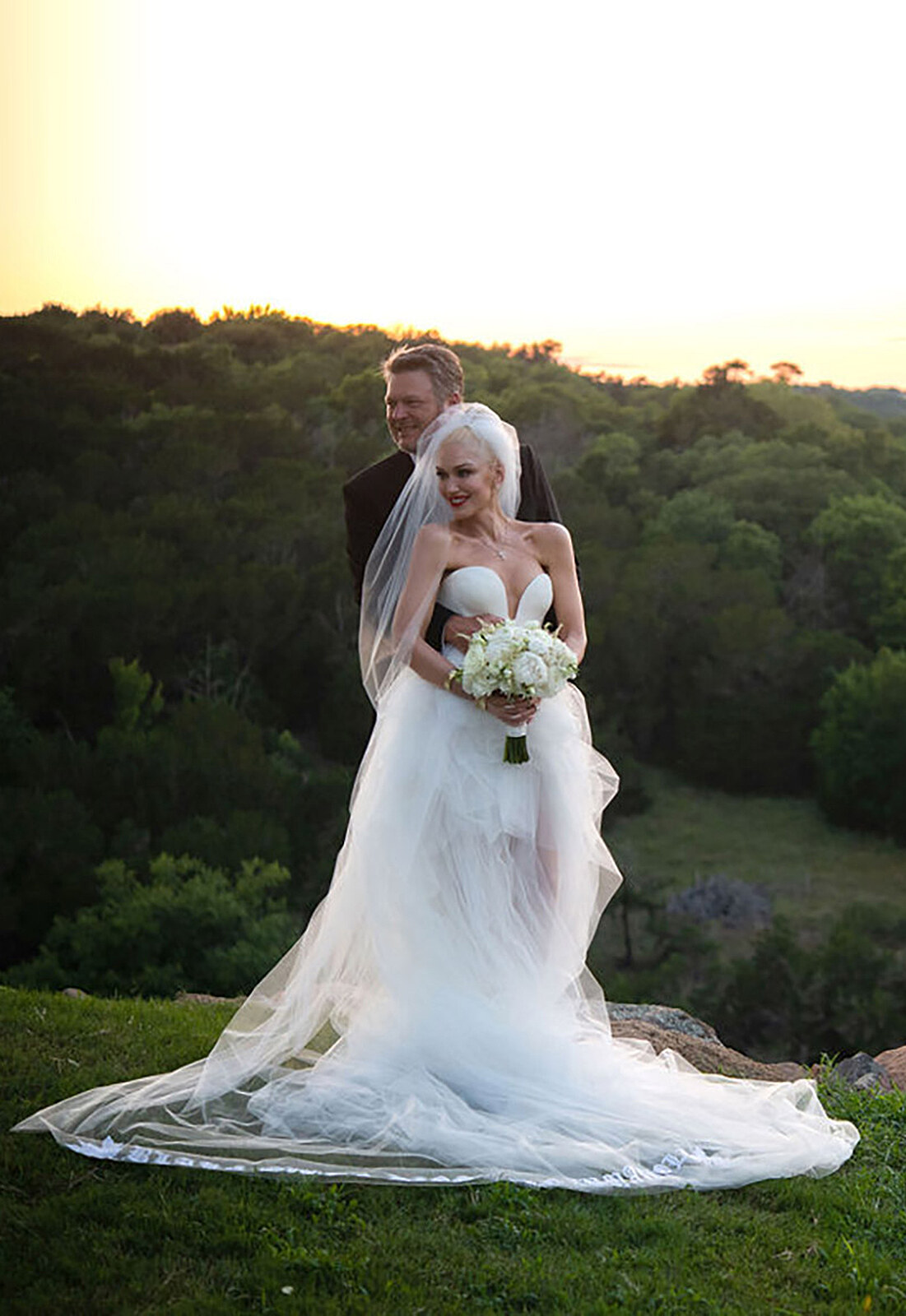 Rockerka Gwen Stefani se podruhé vdala v róbě od návrhářky Very Wang,  ženich oblékl džíny | Móda | Lidovky.cz