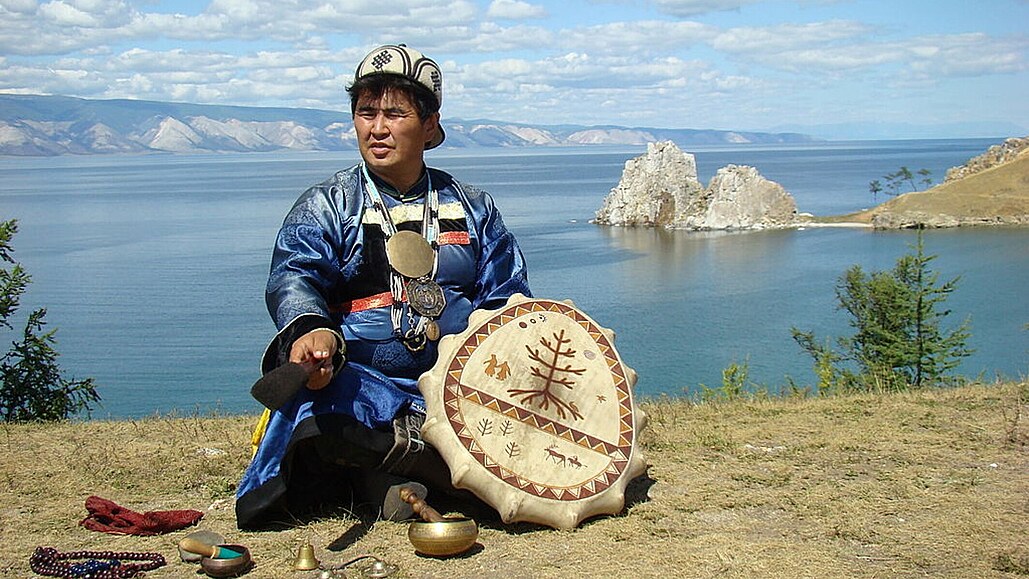 Burjatský šaman na sibiřském ostrově Olchon